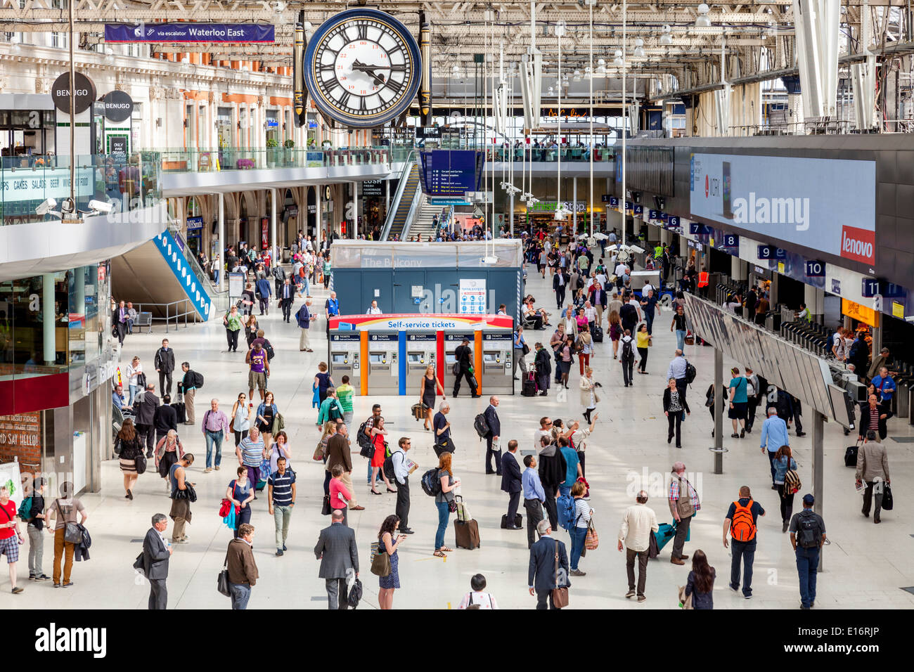 L'atrio principale presso la stazione di Waterloo, Londra, Inghilterra Foto Stock