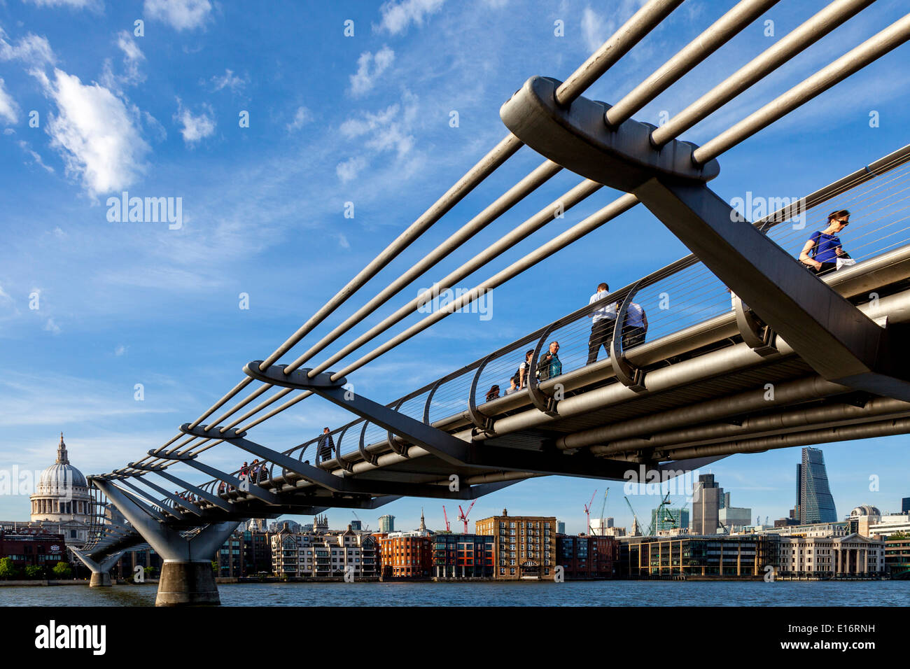 Le persone che attraversano il Millennium Bridge di Londra, Inghilterra Foto Stock