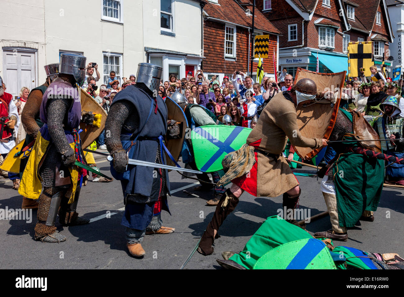 Persone locali in costume medievale Re-Enact la battaglia di Lewes nel 1264, Cliffe High Street, Lewes, Sussex, Inghilterra Foto Stock