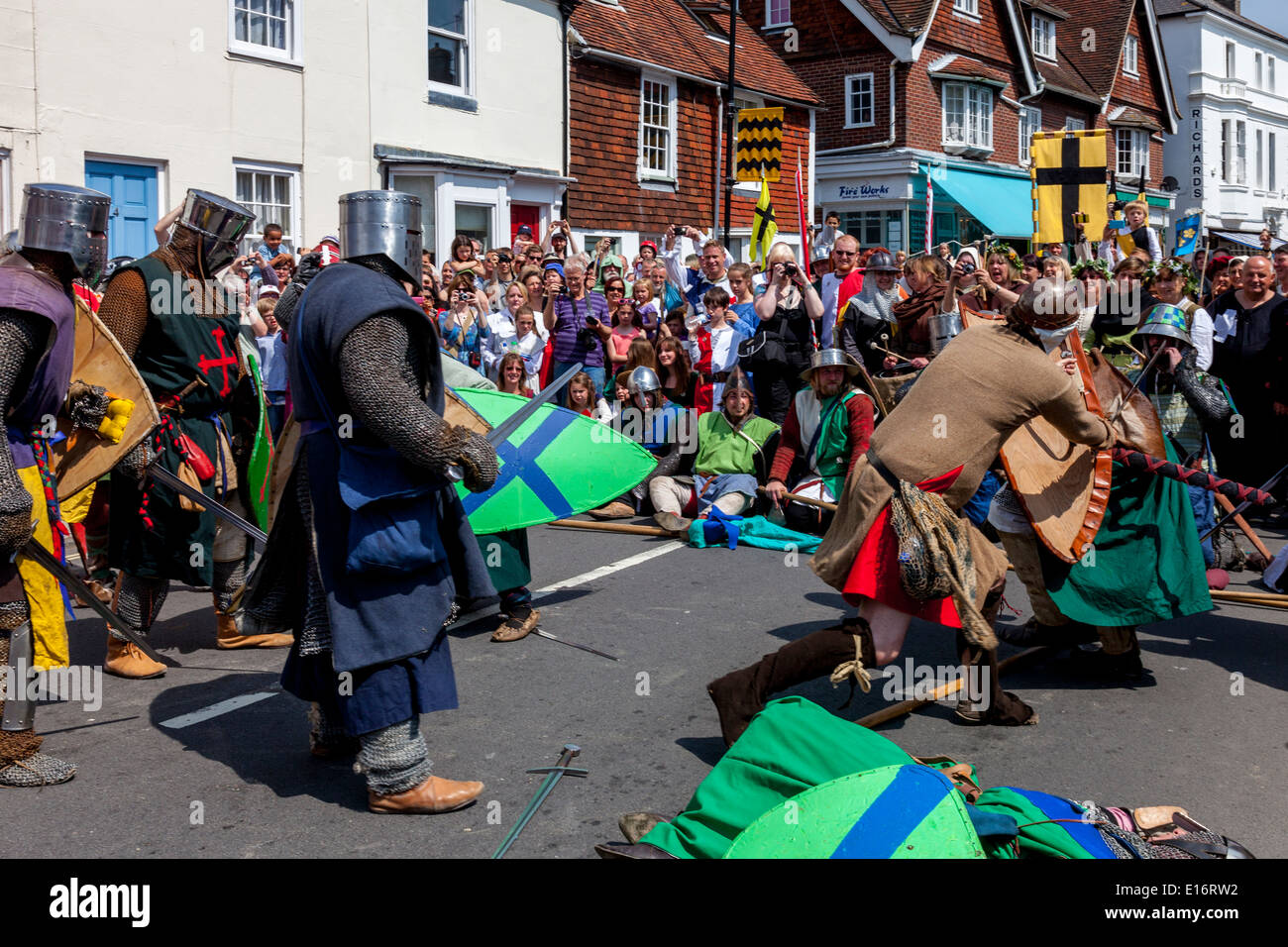 Persone locali in costume medievale Re-Enact la battaglia di Lewes nel 1264, Cliffe High Street, Lewes, Sussex, Inghilterra Foto Stock
