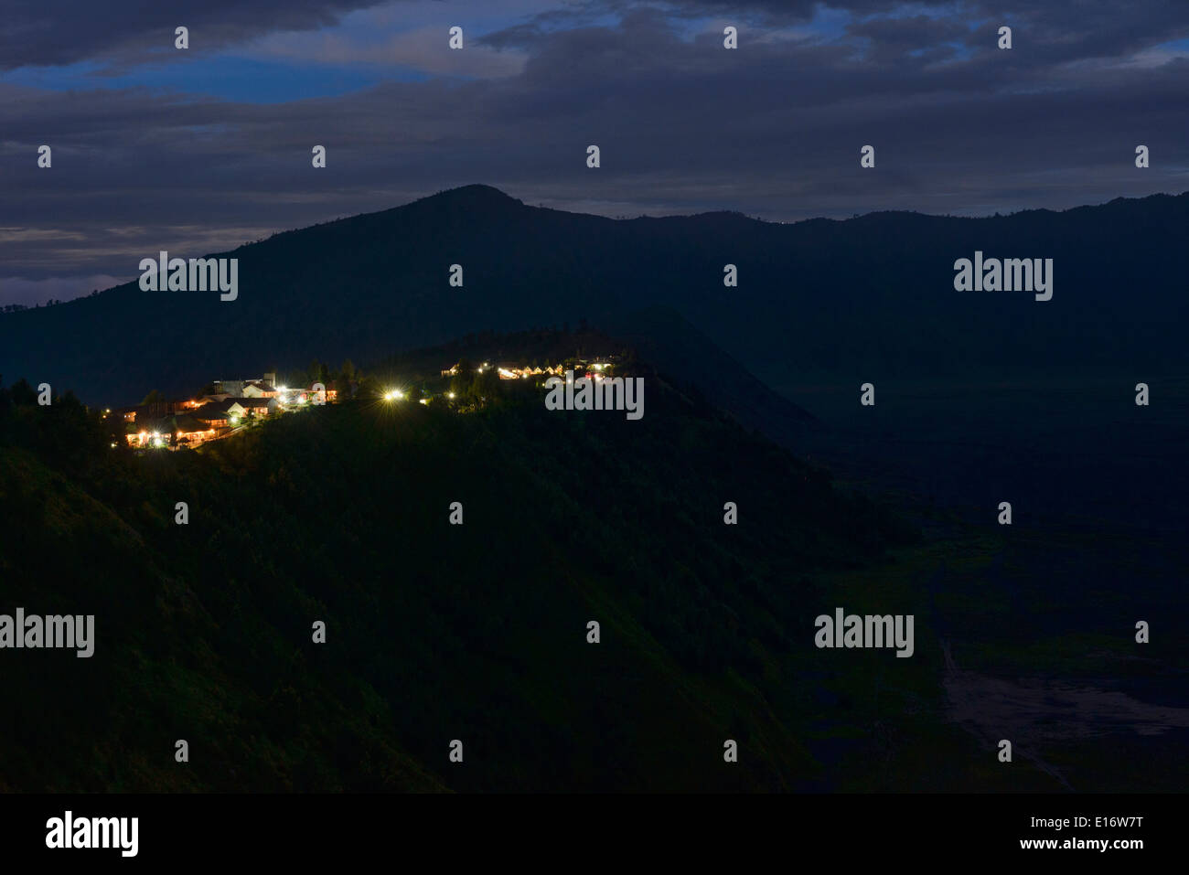 Il villaggio di Cemoro Lawang sulle pendici del Monte Bromo illuminata di notte, East Java, Indonesia Foto Stock