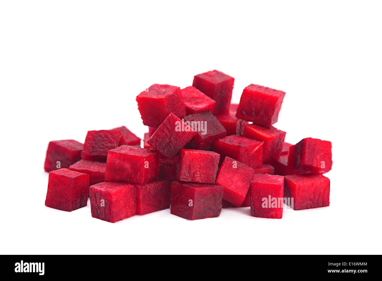 La barbabietola rossa cube slice closeup isolati su sfondo bianco Foto Stock