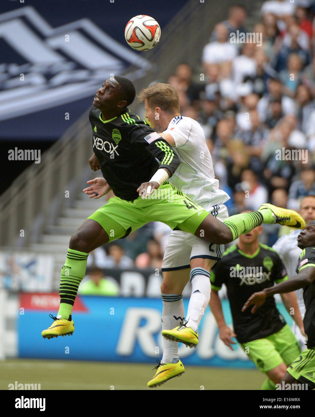 Vancouver, Canada. Xxiv Maggio, 2014. Seattle Sirene' Jalil Anibaba (L) contende a Vancouver Whitecaps' Jordan Harvey durante il loro MLS soccer match in BC Place di Vancouver, Canada, il 24 maggio 2014. Vancouver Whitecaps disegnò con le sirene di Seattle 2-2 . Credito: Sergei Bachlakov/Xinhua/Alamy Live News Foto Stock