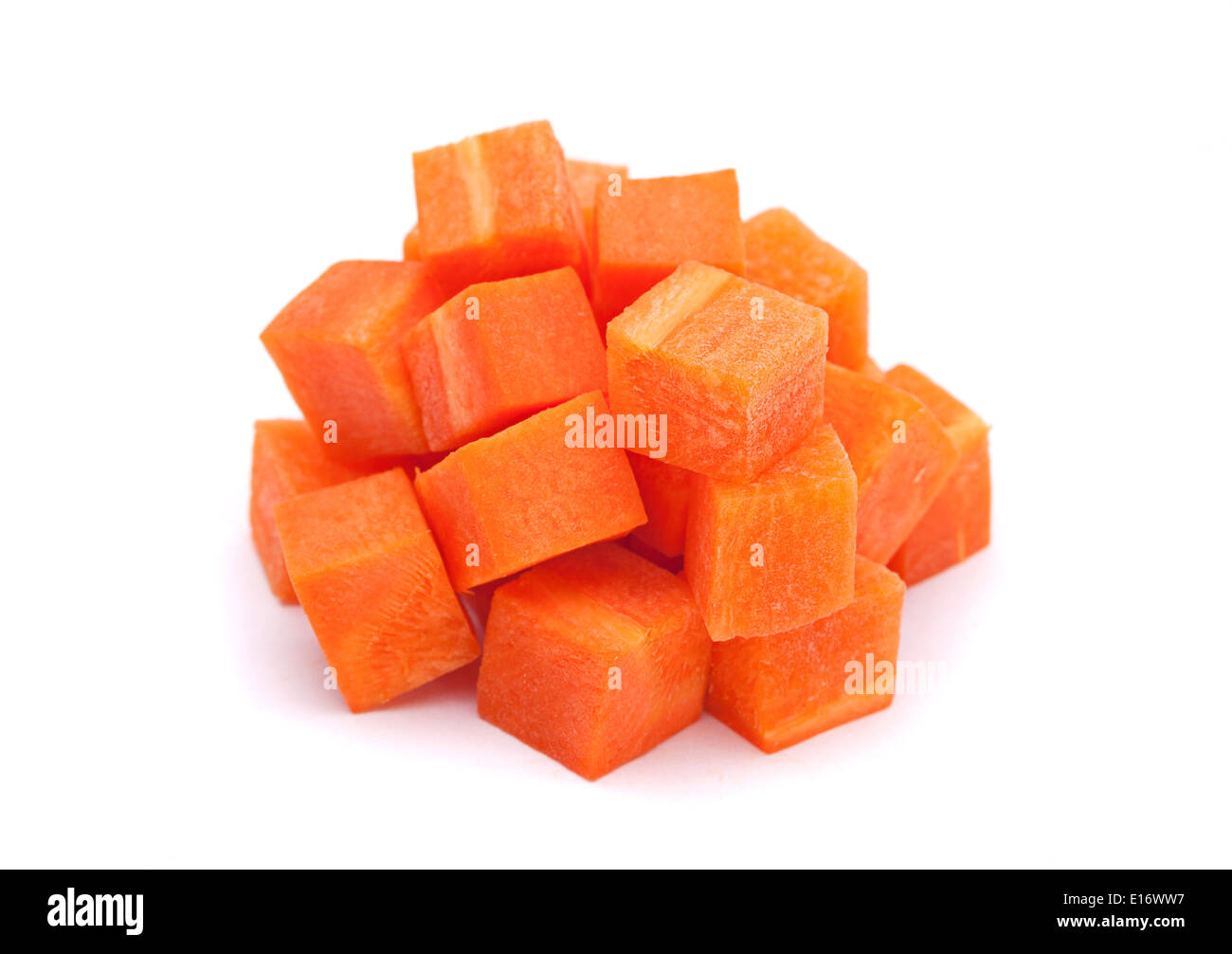 La carota vegetale heap cubo isolato su sfondo bianco Foto Stock