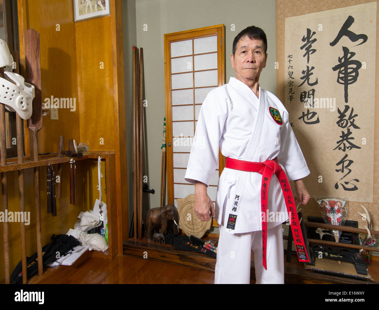 Naonobu Ahagon, Hanshi decimo Dan, Okinawa Karate & Kobudo Shorinryu presso il suo dojo in citta' di Naha, a Okinawa. Foto Stock