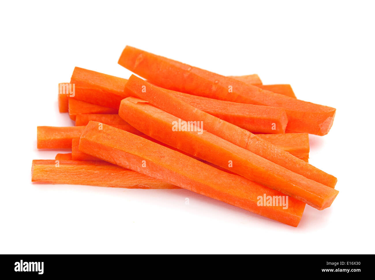 La carota vegetale heap stick isolato su sfondo bianco; Foto Stock