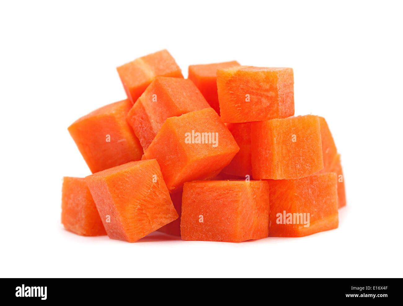 La carota vegetale heap cubo isolato su sfondo bianco; Foto Stock