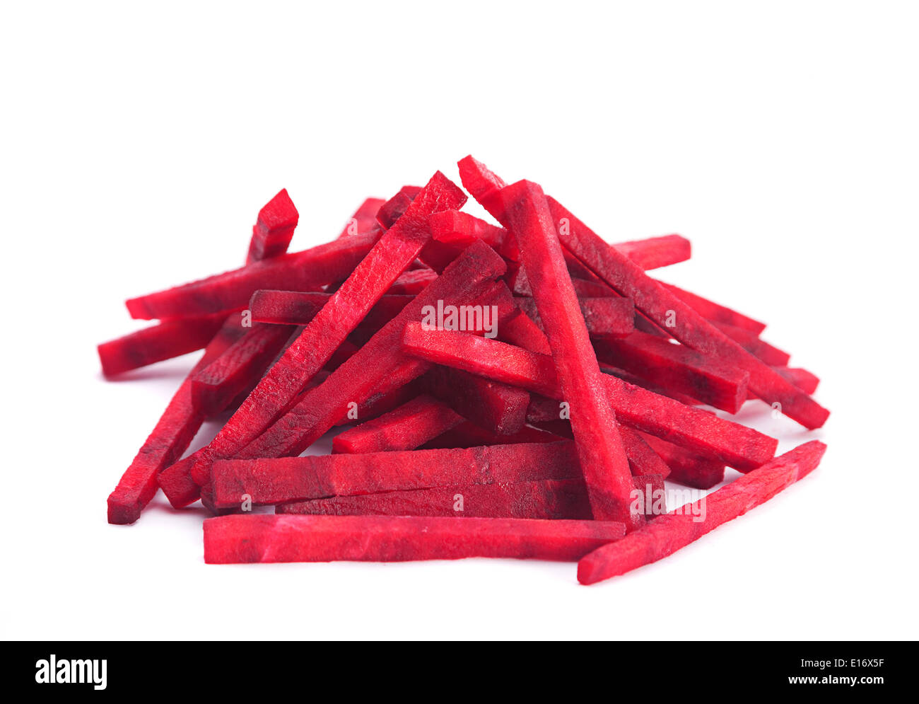 La barbabietola rossa stick slice closeup isolati su sfondo bianco Foto Stock