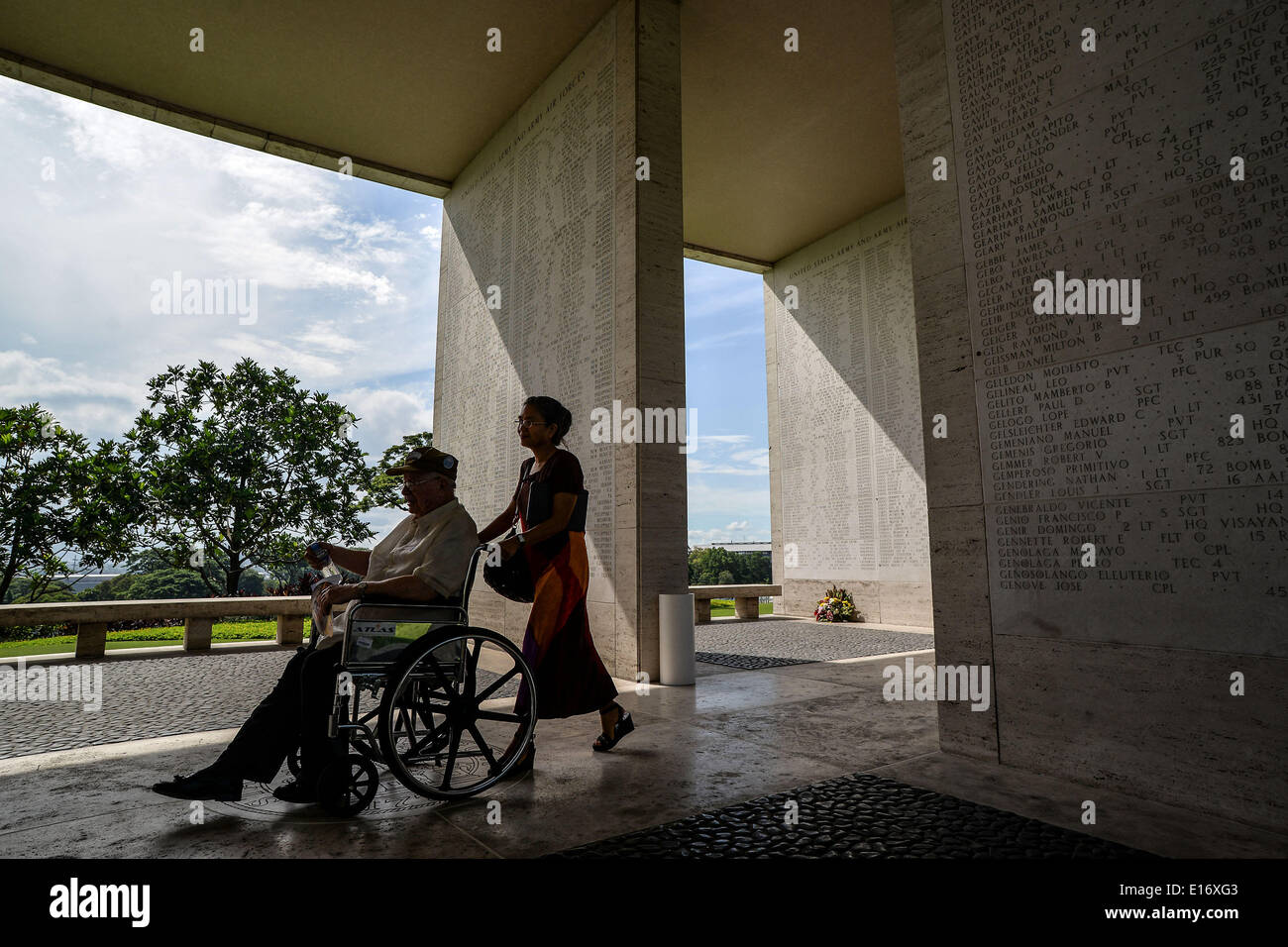 Taguig, Filippine. 25 Maggio, 2014. II Guerra Mondiale veterano Kenneth Fuller (L), un ex paracadutista della xi Airborne, e sua moglie visita i saloni visualizzando il incisi i nomi dei soldati caduti durante la Seconda Guerra Mondiale a un servizio per contrassegnare il noi Memorial Day a Manila American Cemetery in Fort Bonifacio in Taguig, a est di Manila, Filippine, 25 maggio 2014. Con oltre 17.000 tombe, Manila American Cemetery ha il più grande numero di tombe di ogni cimitero per il personale degli Stati Uniti uccisi durante la guerra mondiale II.Foto: Ezra Acayan/NurPhoto (credito Immagine: © Ezra Acayan/NurPhoto/ZUMAPRESS.co Foto Stock