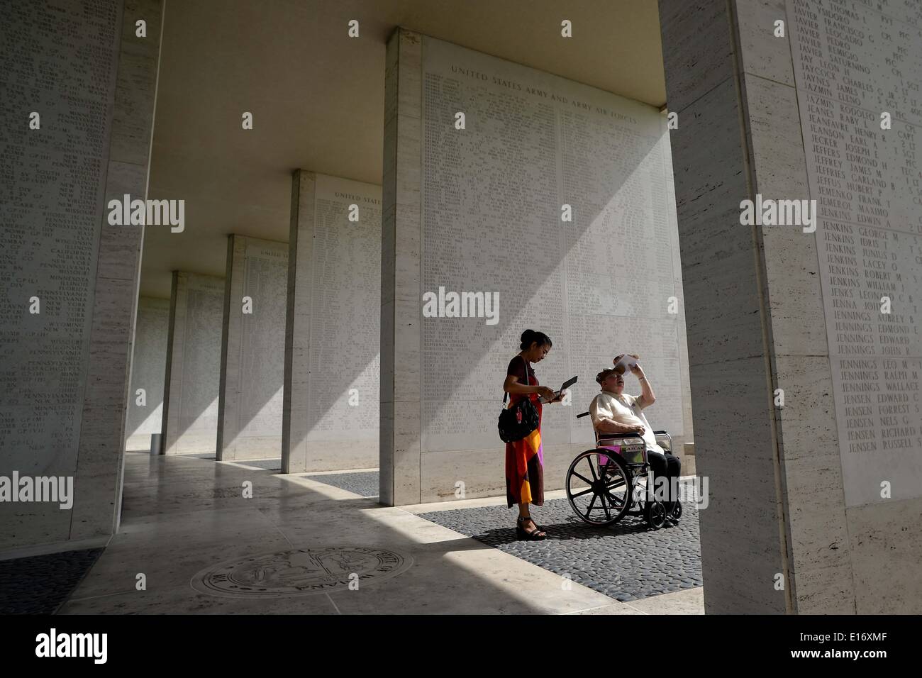 Taguig, Filippine. 25 Maggio, 2014. II Guerra Mondiale veterano Kenneth Fuller (R), un ex paracadutista della xi Airborne, e sua moglie visita i saloni visualizzando il incisi i nomi dei soldati caduti durante la Seconda Guerra Mondiale a un servizio per contrassegnare il noi Memorial Day a Manila American Cemetery in Fort Bonifacio in Taguig, a est di Manila, Filippine, 25 maggio 2014. Con oltre 17.000 tombe, Manila American Cemetery ha il più grande numero di tombe di ogni cimitero per il personale degli Stati Uniti uccisi durante la guerra mondiale II.Foto: Ezra Acayan/NurPhoto (credito Immagine: © Ezra Acayan/NurPhoto/ZUMAPRESS.co Foto Stock