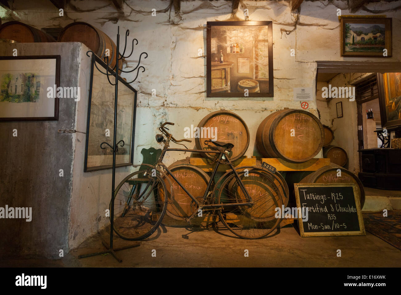 La sala per la degustazione di vino Muratje station wagon, Stellenbosch, Cape Winelands, Sud Africa Foto Stock