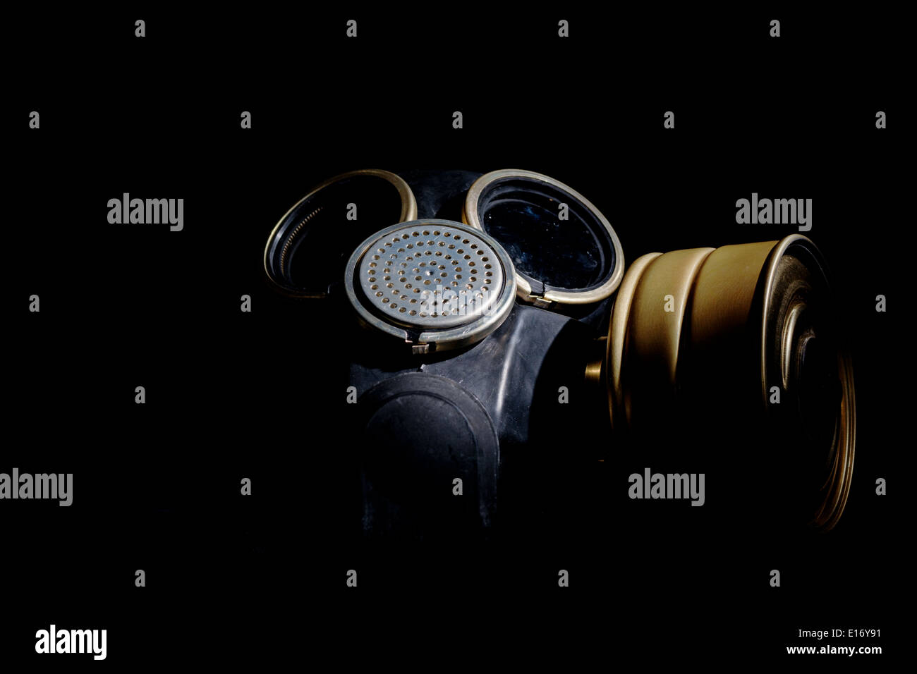 Esercito russo maschera a gas isolate su sfondo nero Foto Stock