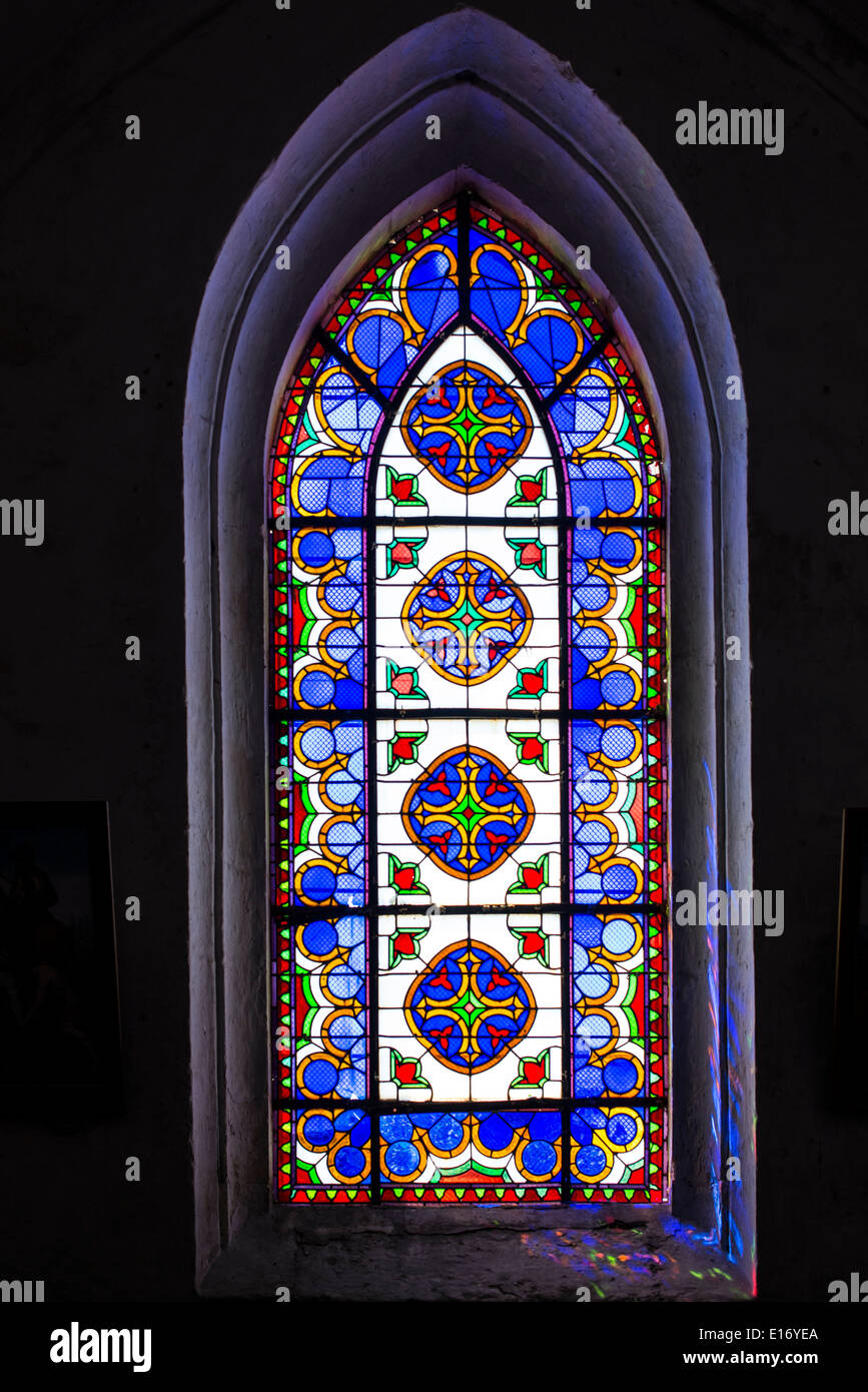 Finestra nella chiesa in Ars en Re, Ile de Re, Francia Foto Stock