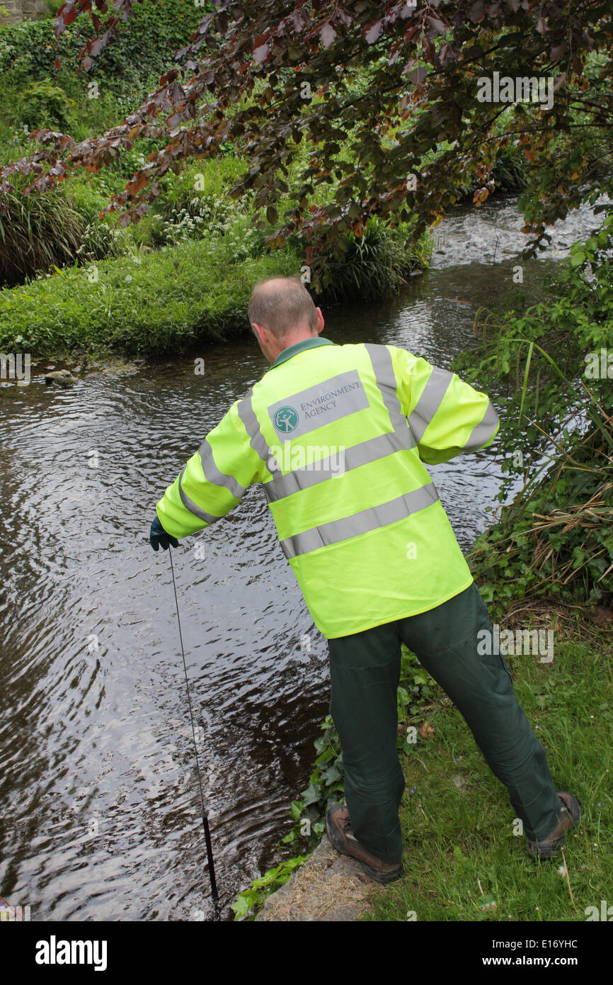 Un'agenzia per l'ambiente lavoratore prende un campione di acqua dal fiume Derwent a Baslow, Peak District, Derbyshire, England, Regno Unito Foto Stock