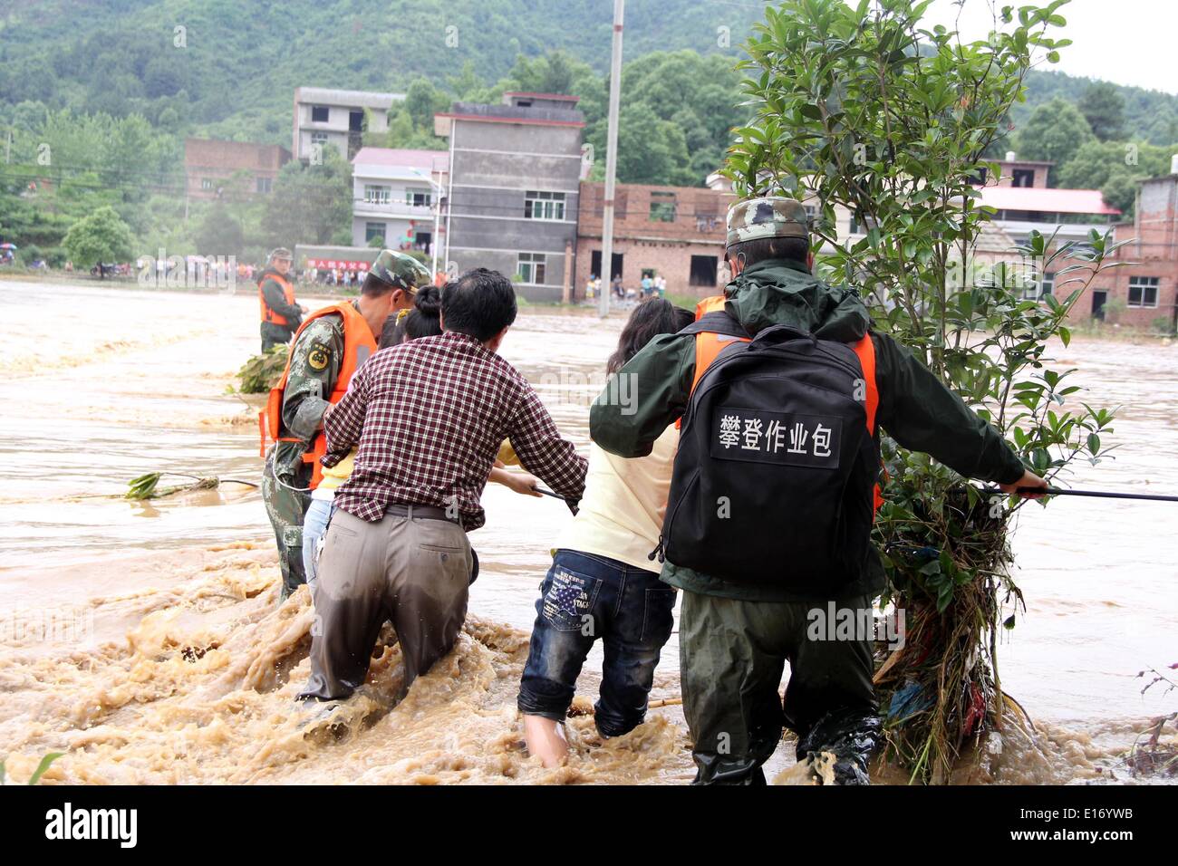 Pechino, Cina della provincia di Jiangxi. 25 Maggio, 2014. Soccorritori evacuare intrappolato gli abitanti di un villaggio come le alluvioni costeggia Hongdong villaggio di Tongmu township di Città Pingxiang, Cina orientale della provincia di Jiangxi, 25 maggio 2014. Gli acquazzoni spazzato Jiangxi dalle 8 a.m. 24 maggio alle 8 del mattino Maggio 25. Circa 5 mila residenti nella città Pingxiang erano intrappolati da inondazioni come del mezzogiorno Domenica dopo più di 4 mila abitanti sono stati evacuati. Credito: Xie Shushun/Xinhua/Alamy Live News Foto Stock