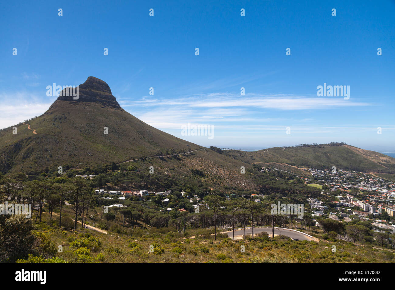 Vista di testa di leone e Signal Hill dalla Città del Capo stazione della funivia Foto Stock