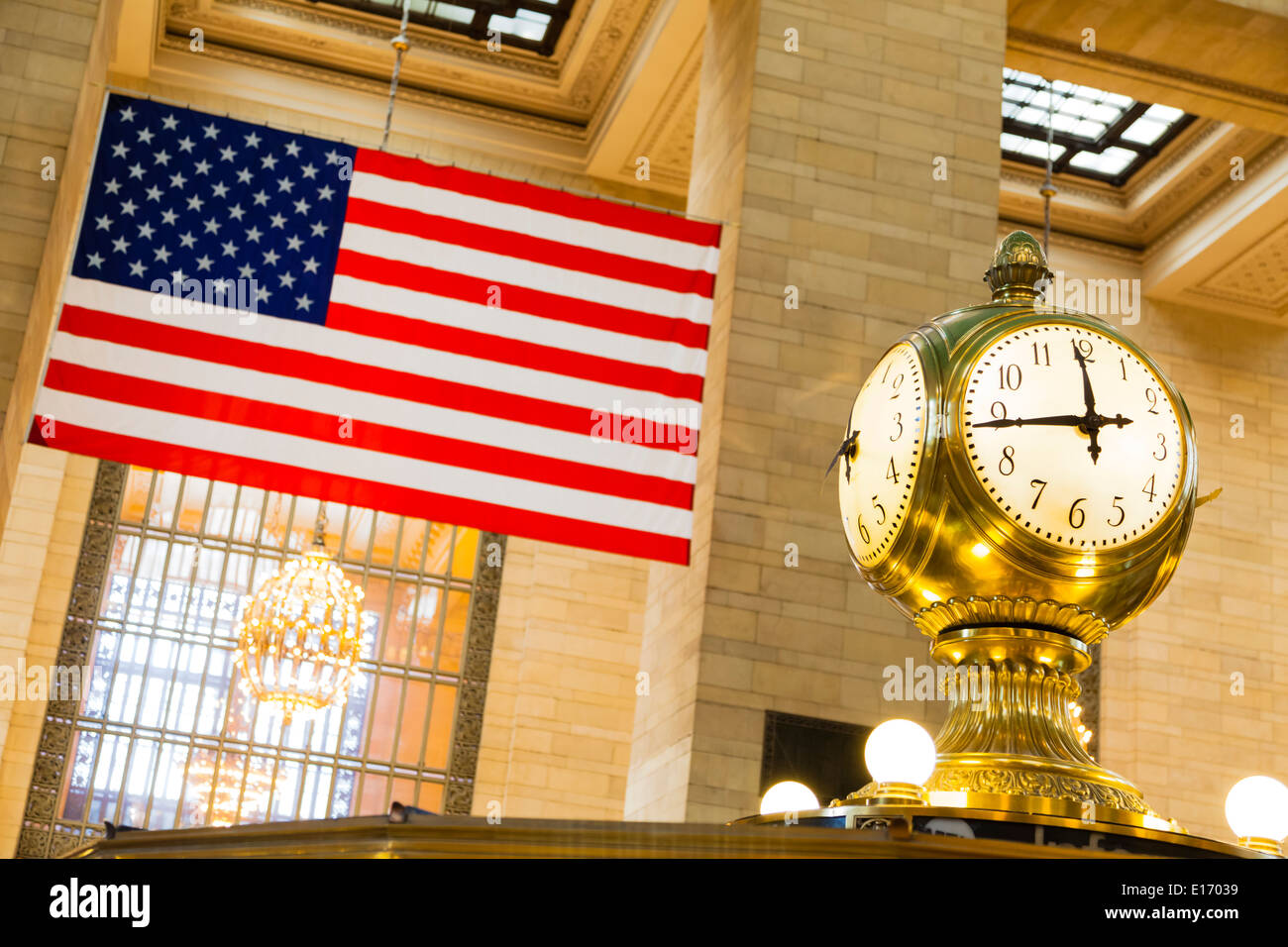 Bandiera americana e il vecchio orologio a Grand Central Station in New York Foto Stock
