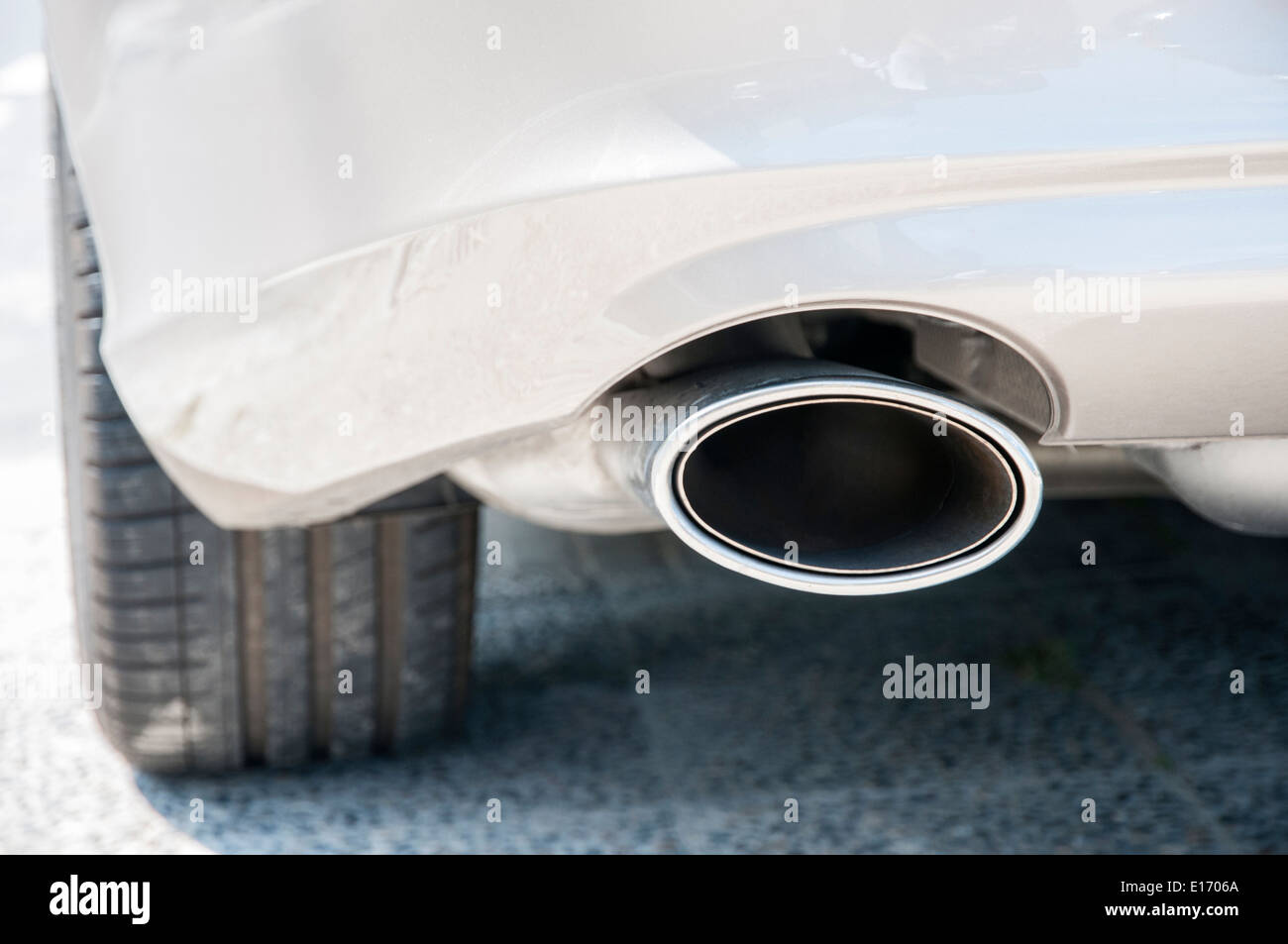 Auto inquinanti dei gas di scarico nel punto in cui escono gas Foto Stock