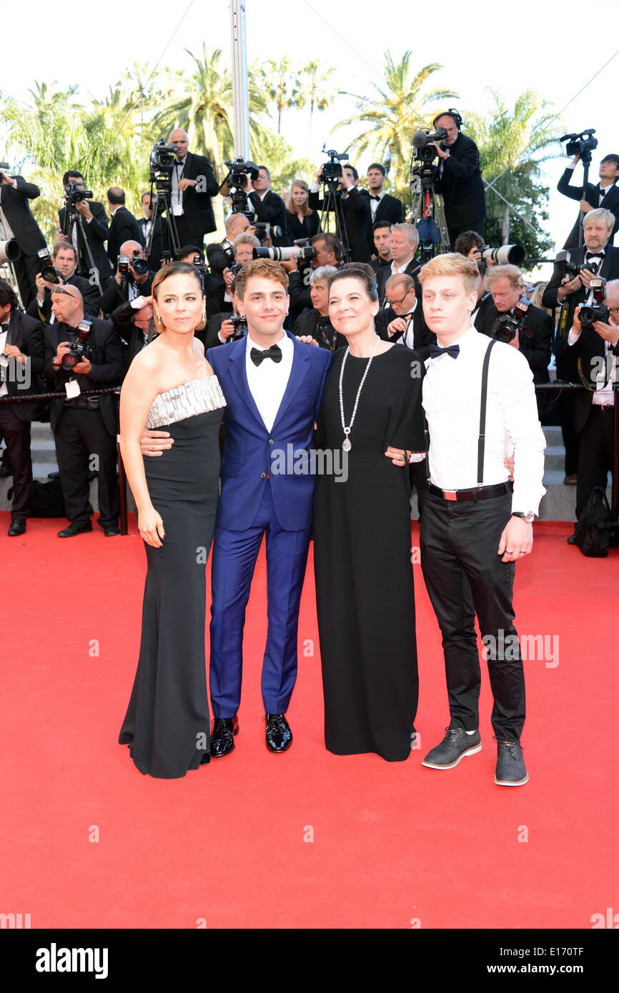 Cannes, Francia. Xxiv Maggio, 2014. CANNES, Francia - 24 Maggio: (L-R) Suzanne Clemente, Direttore Xavier Dolan, Anne Dorval e attore Olivier Pilon partecipa alla cerimonia di chiusura e "Per un pugno di dollari" screening durante la 67th annuale di festival di pellicola di Cannes il 24 maggio 2014 a Cannes, Francia Credito: Federico Injimbert/ZUMAPRESS.com/Alamy Live News Foto Stock