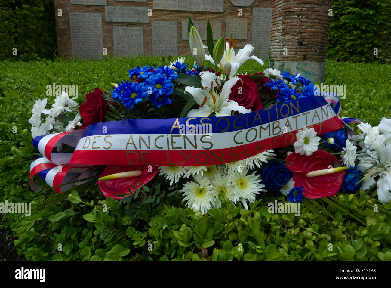 Corona di fiori al Memoriale di guerra a Lione-la-Forêt, Normandia, Francia Foto Stock