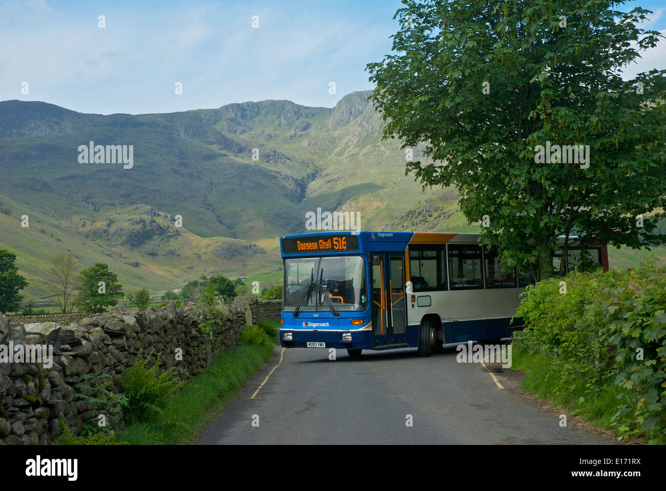 Single decker bus girando attorno alla sua destinazione, Dungeon Ghyll, grande Langdale, Lake District Parco Nat, Cumbria, England Regno Unito Foto Stock