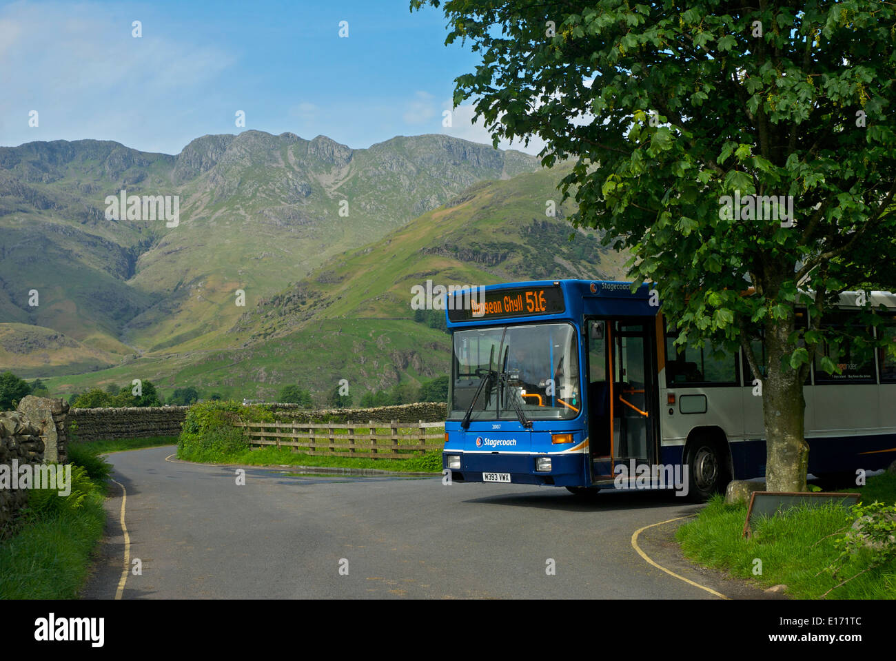 Single decker bus girando attorno alla sua destinazione, Dungeon Ghyll, grande Langdale, Lake District Parco Nat, Cumbria, England Regno Unito Foto Stock