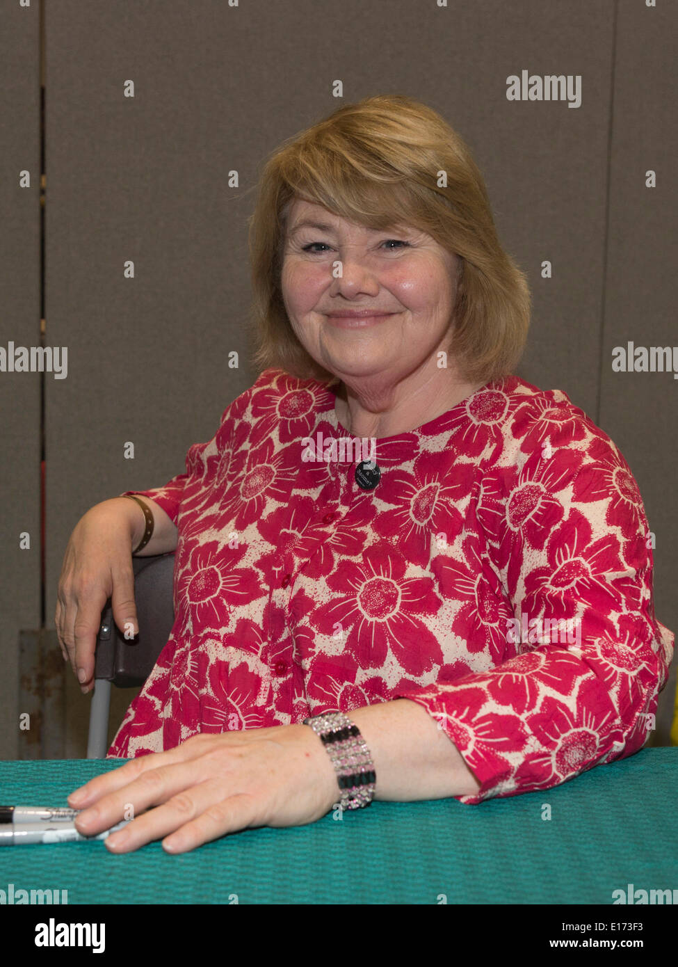 Londra, Regno Unito. Il 25 maggio 2014. L'attrice Annette Badland. La MCM London Comic Con avviene dal 23-25 maggio 2014 presso il centro espositivo Excel nei Docklands. La mostra caratteristiche movie stars, sci-fi giochi, cosplayers, fumetti, anime e manga. Credito: Nick Savage/Alamy Live News Foto Stock