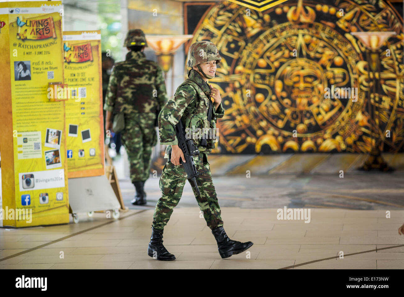 Bangkok, Tailandia. 25 Maggio, 2014. Soldati a piedi attraverso il Bangkok BTS Skytrain sistema. L'opposizione pubblica al colpo di stato militare in Thailandia è cresciuto domenica con migliaia di manifestanti la raccolta in corrispondenza di ubicazioni in tutto Bangkok a chiamare per un ritorno al governo civile e alla fine la giunta militare. Credit: Jack Kurtz/ZUMAPRESS.com/Alamy Live News Foto Stock