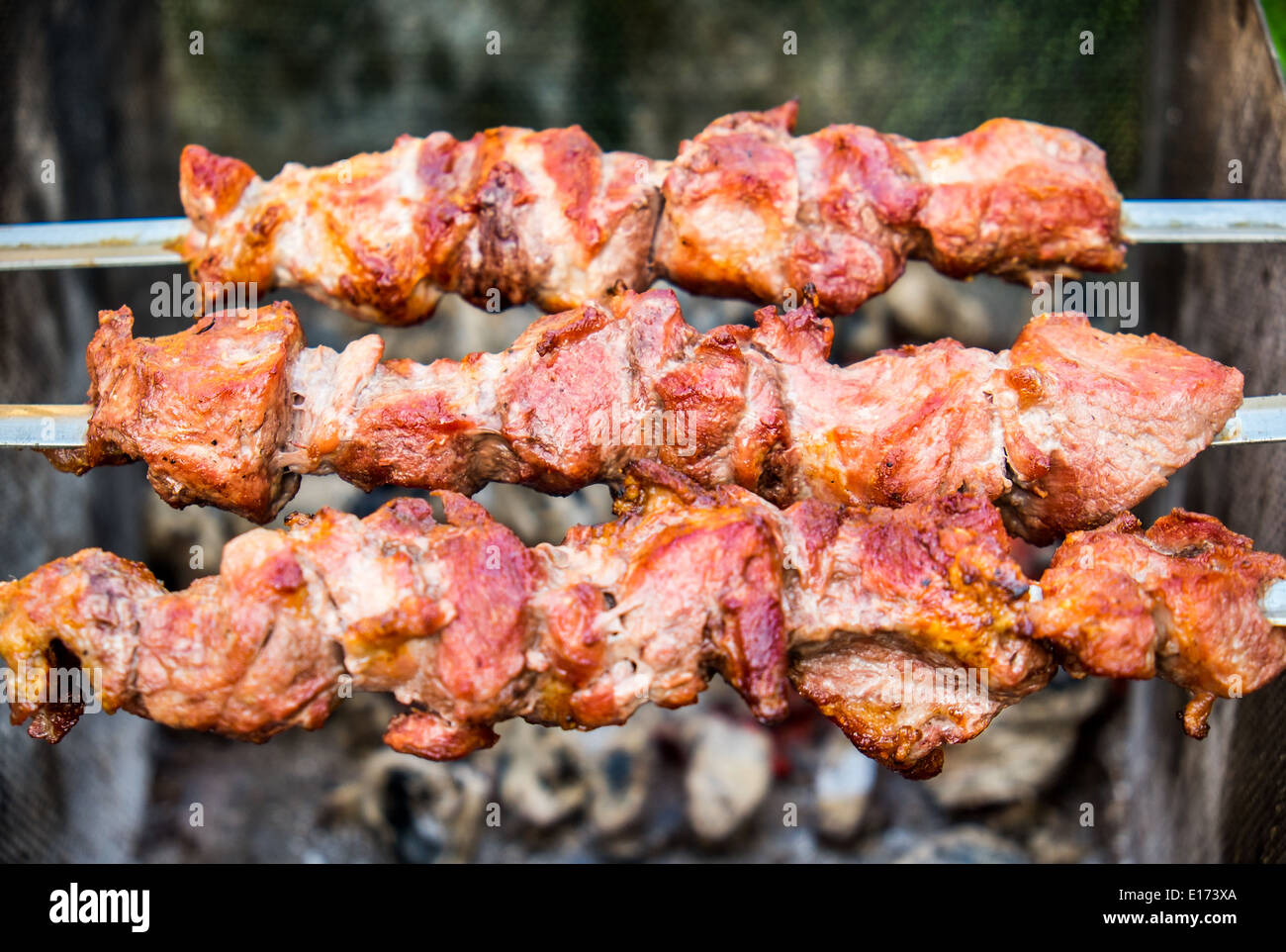 Shish kebab su spiedini di metallo picnic esterno Foto Stock