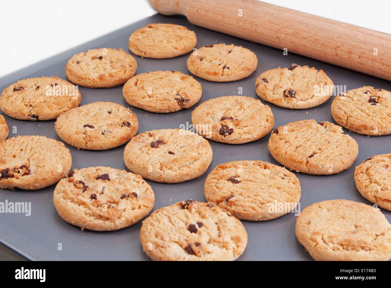 I biscotti al cioccolato su una teglia da forno con un mattarello Foto Stock