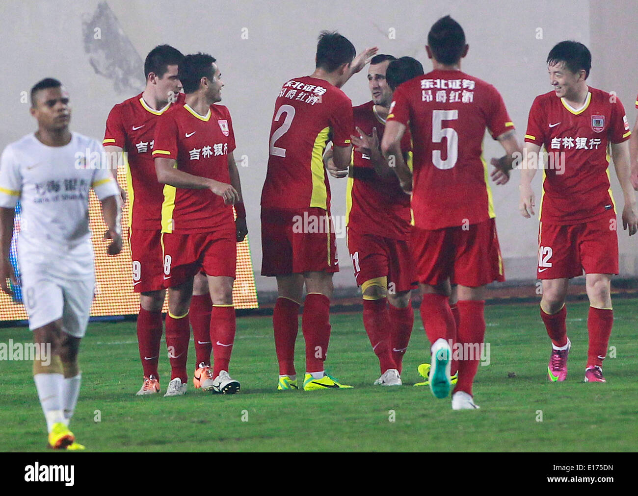 (140525) -- Shanghai, 25 maggio 2014 (Xinhua) -- giocatori di Changchun Yatai celebrare un obiettivo durante il quattordicesimo round match contro Shanghai Shenxin al 2014 Chinese Super League (CSL) tenutasi a Shanghai in Cina orientale, 25 maggio 2014. (Xinhua/Ding Ting) Foto Stock