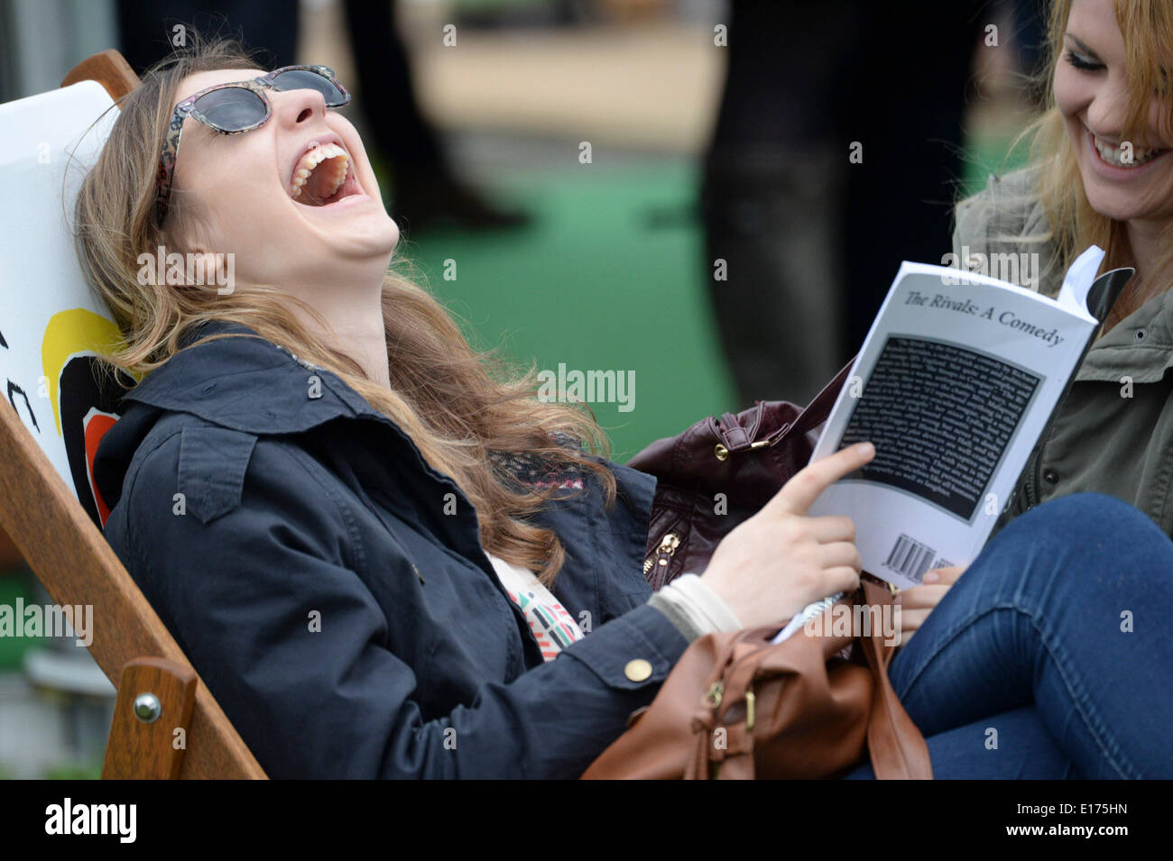Hay on Wye, Wales UK, domenica 25 maggio 2014 Due giovani donne leggere 'rivals' classico gioco di commedia e ridere il quarto giorno del 2014 Daily Telegraph Hay Festival della Letteratura, Wales UK Photo credit: keith morris/Alamy Live News Foto Stock