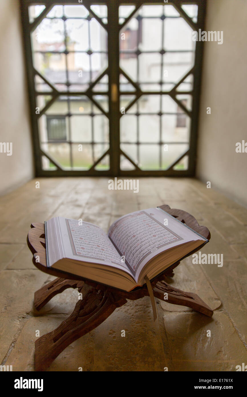 Corano sul leggio faldstool nella parte anteriore della finestra vecchio in moschea Foto Stock