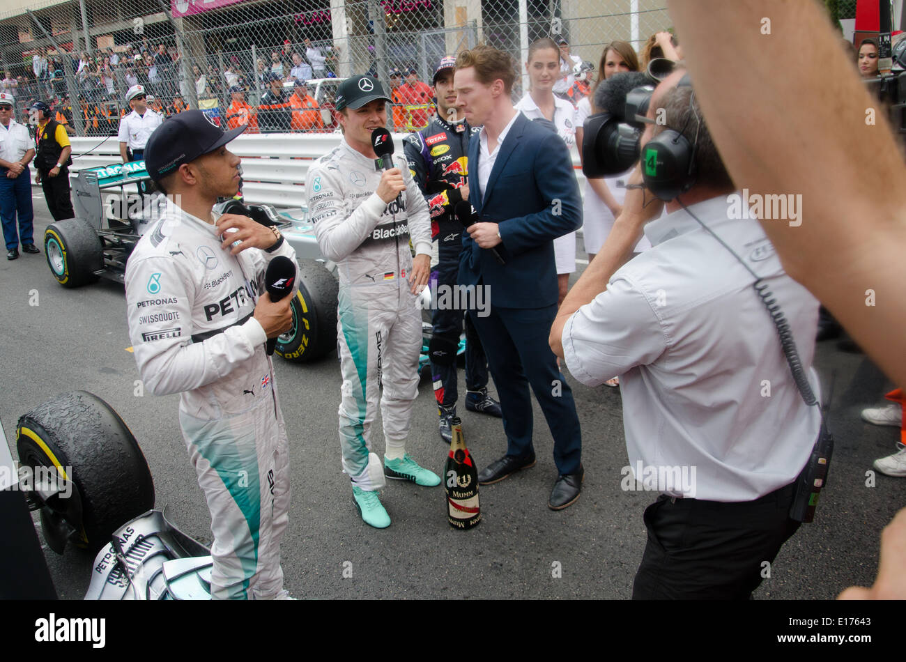 Monte Carlo, 25 maggio, 2014. Benedetto Cumberbatch interviste i primi tre piloti, Nico Rosberg (GER), Lewis Hamilton (GBR) e Daniel Ricciardo (AUS), dopo Nico Rosberg ha vinto il Monaco Formula 1 Grand Prix, Monte Carlo. Credito: Kevin Bennett/Alamy Live News Foto Stock