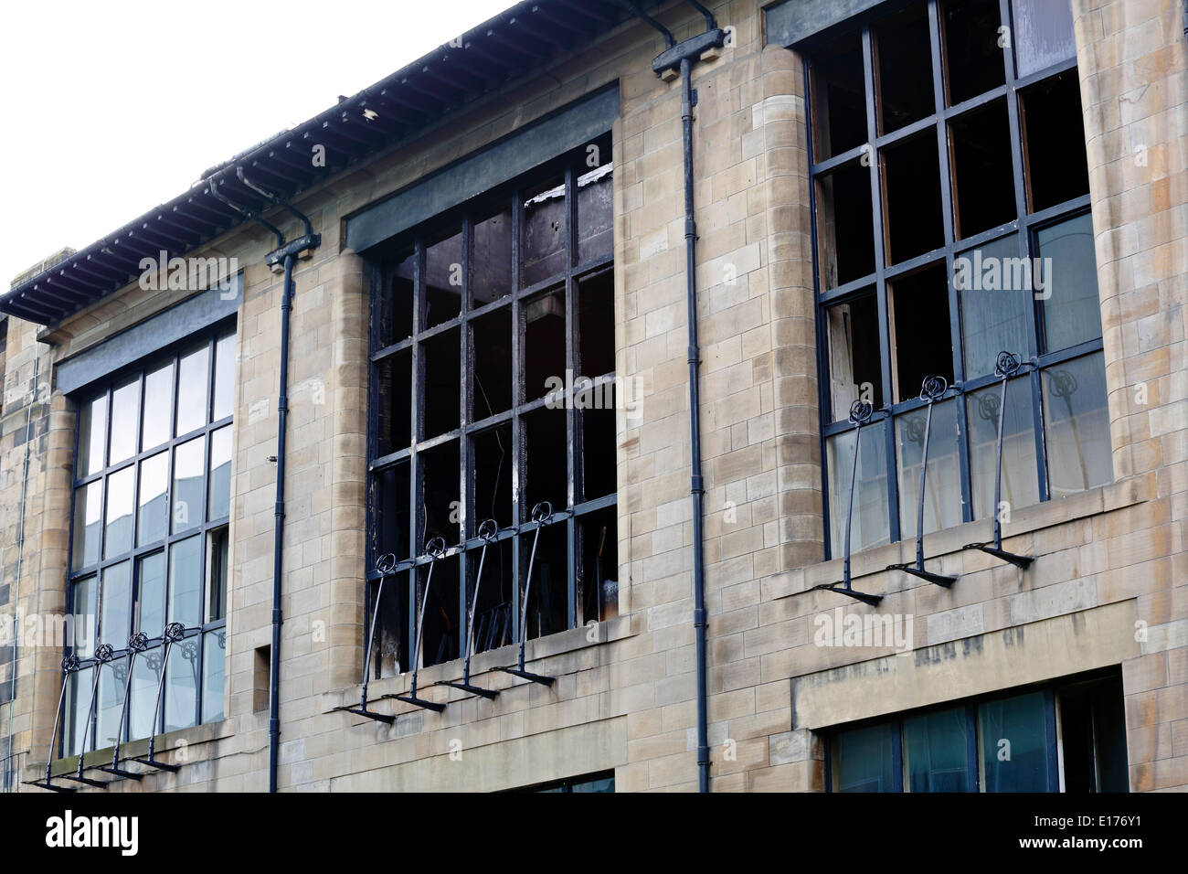 167 Renfrew Street, Glasgow, Scozia, Regno Unito, domenica 25 maggio 2014. Dettaglio dei danni da incendio alle finestre presso il Charles Rennie Mackintosh progettato Glasgow School of Art nel centro di Glasgow Foto Stock