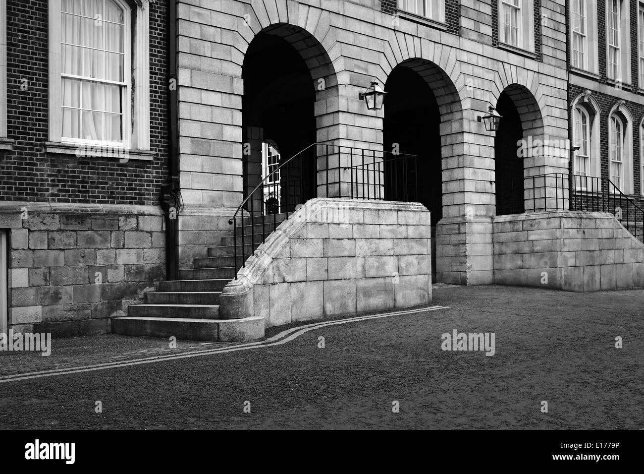 Il Castello di Dublino del quadrangolo e archi Foto Stock