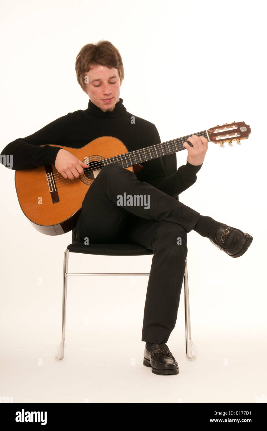Maschio bianco chitarrista classico che mostra come tenere e suonare una  chitarra fotografati contro uno sfondo bianco Foto stock - Alamy