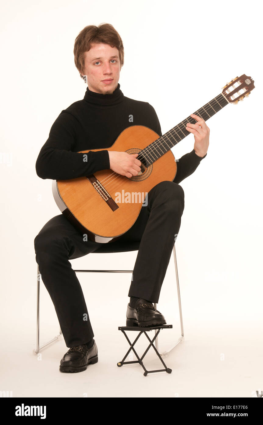 Maschio bianco chitarrista classico che mostra come tenere e suonare una  chitarra fotografati contro uno sfondo bianco Foto stock - Alamy