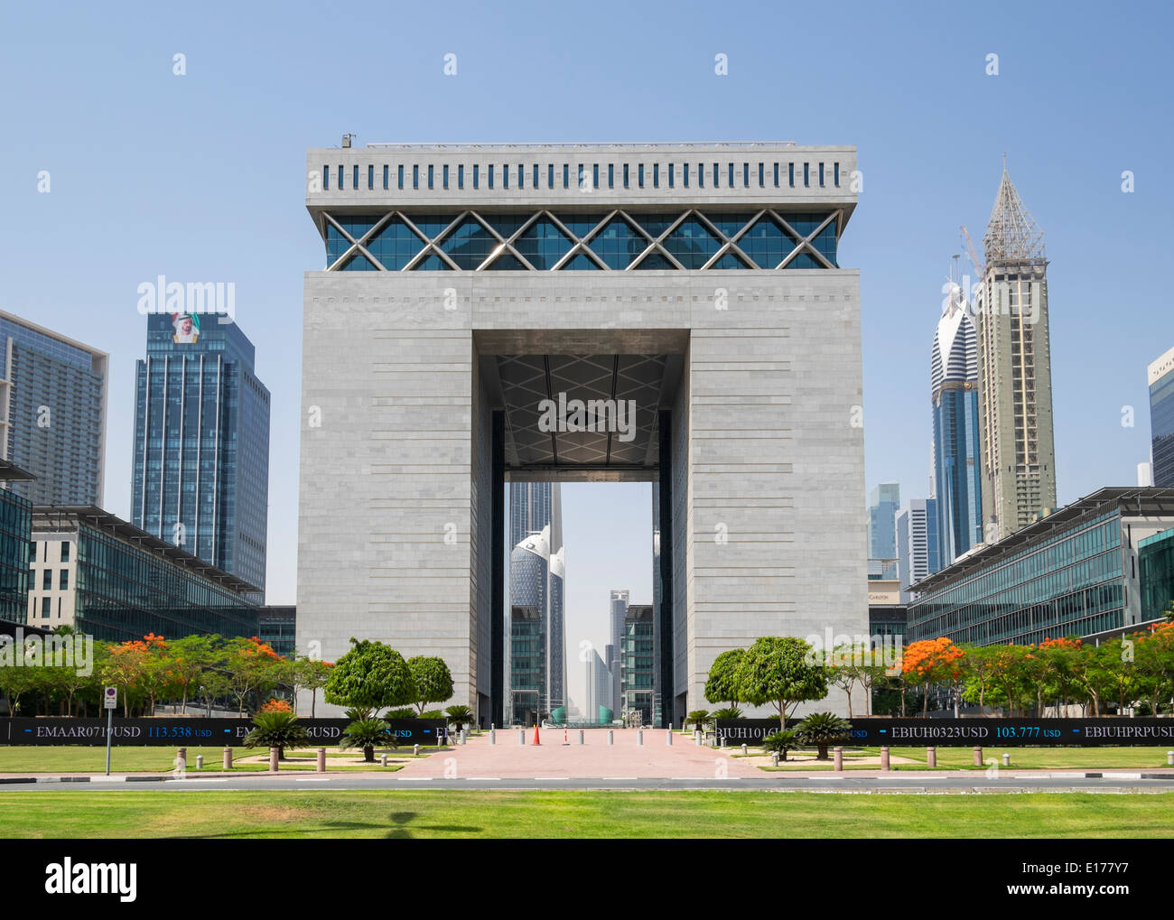 Vista del cancello al DIFC Centro Finanziario Internazionale di Dubai (Free zone) nel quartiere finanziario di Dubai Emirati Arabi Uniti Foto Stock