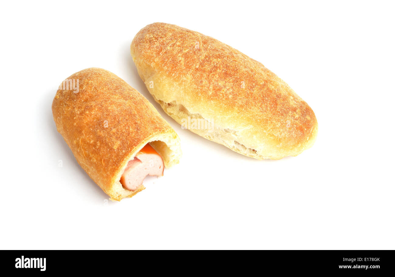 La pagnotta cotta al forno con salsiccia interno su sfondo bianco Foto Stock