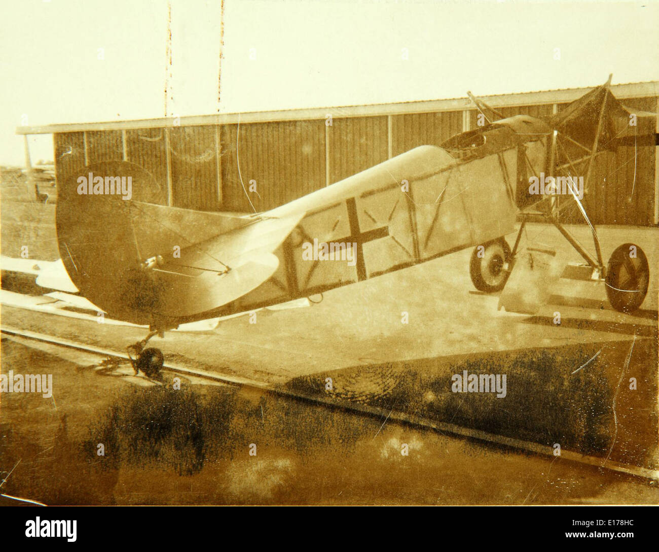 Il Fokker D. VII era un caccia tedesco utilizzato durante la prima guerra mondiale, riconosciuto per la sua stabilità e manovrabilità in combattimento. Era considerato uno dei migliori aerei del suo tempo e giocò un ruolo importante nelle battaglie aeree sul fronte occidentale. Foto Stock
