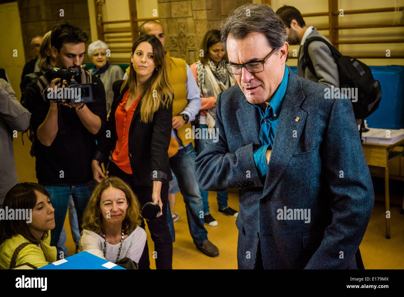 Barcellona, Spagna. 25 maggio 2014: Artur Mas i Gavarro, capo della Catalogna il governo regionale, cerca la sua forme di voto alla sua posizione di polling per dell'elezione del Parlamento europeo a Barcellona. Credito: matthi/Alamy Live News Foto Stock