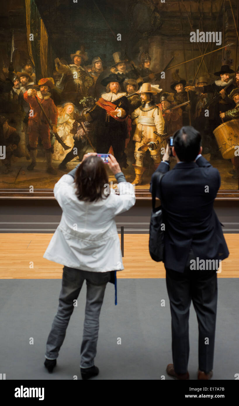I visitatori al Rijksmuseum ad Amsterdam in Olanda, scattare foto di Rembrandt La Ronda di Notte Foto Stock
