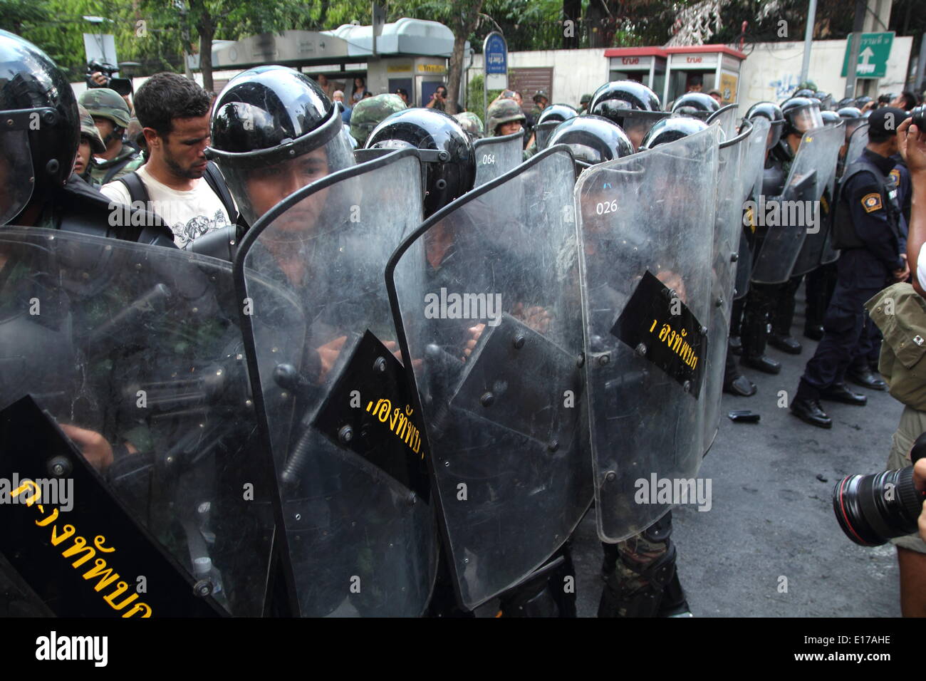 Bangkok, Tailandia. Il 24 maggio 2014. Polizia ufficiali guardia vicino anti colpo di manifestanti il secondo giorno dopo la Thailandia del militari generali ha annunciato un colpo di stato. I manifestanti hanno sfidato il divieto di assemblea pubblica dalla sentenza militare a marzo contro il colpo di stato. Capitale Tailandese ha visto diversi anti-raduni di colpo di Stato in quanto i militari presero il controllo su maggio 22. Credito: John Vincent/Alamy Live News Foto Stock