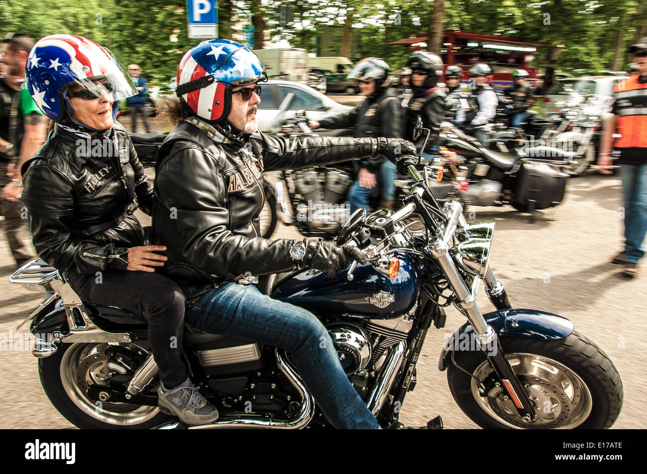 Il Piemonte, Italia. 25 Maggio, 2014. Ultimo giorno di riunione Harley Davidson e Jeep con intenti benefici per aiutare dell'IRCC (Istituto di Ricerca sul Cancro Candiolo). Questa mattina la sfilata per le vie della città che terminerà nel centro, in Piazza Vittorio Veneto. Credito: Davvero Facile Star/Alamy Live News Foto Stock