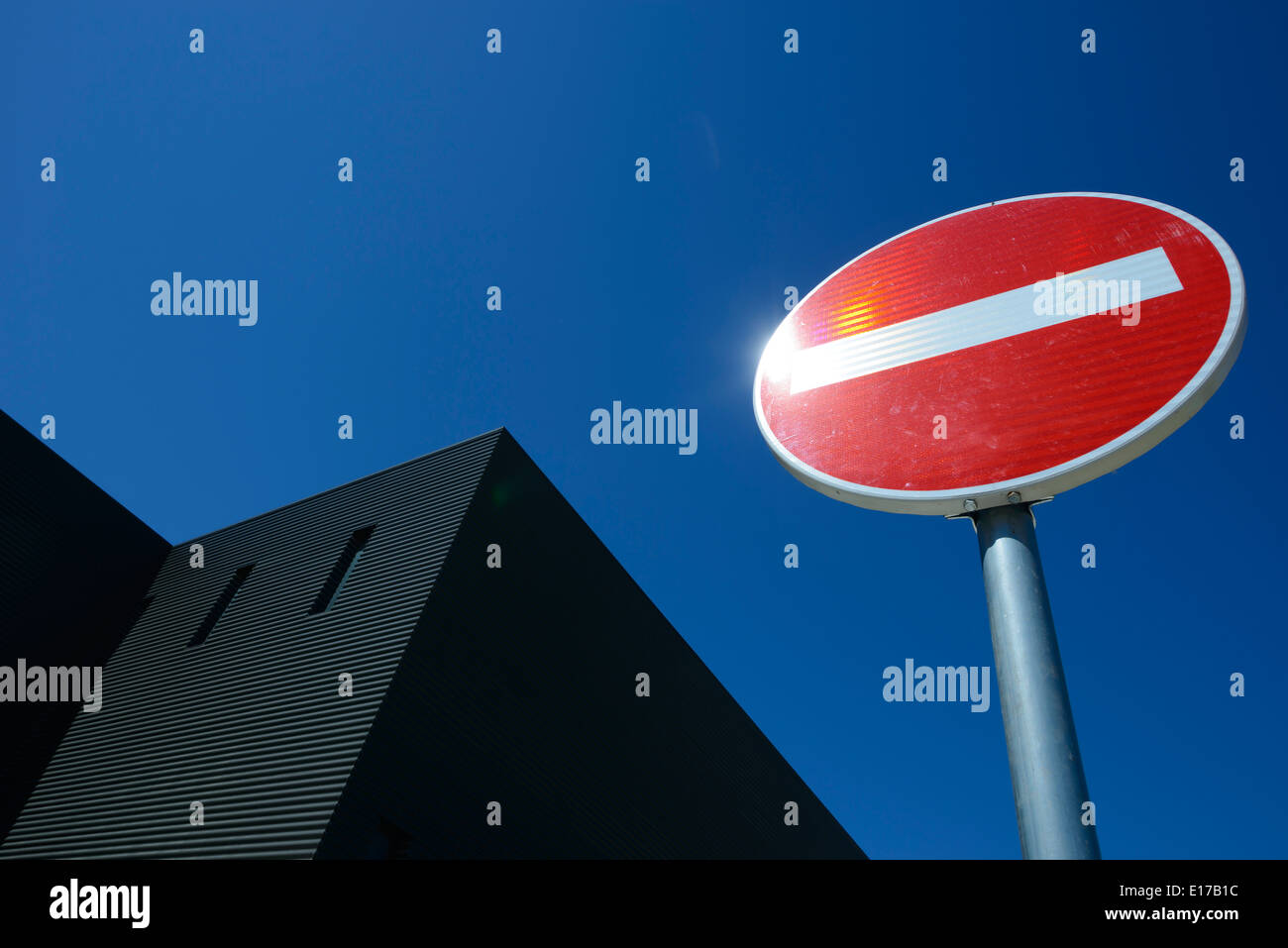 Nessuna voce cartello stradale contro un cielo blu chiaro Foto Stock