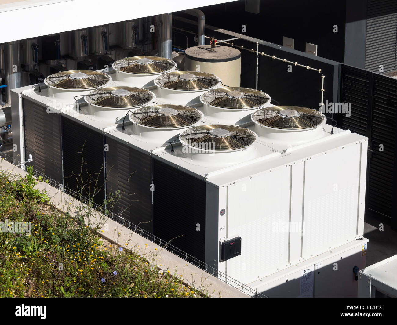 Grandi imprese industriali le unità aria condizionata su un edificio tetto  Foto stock - Alamy