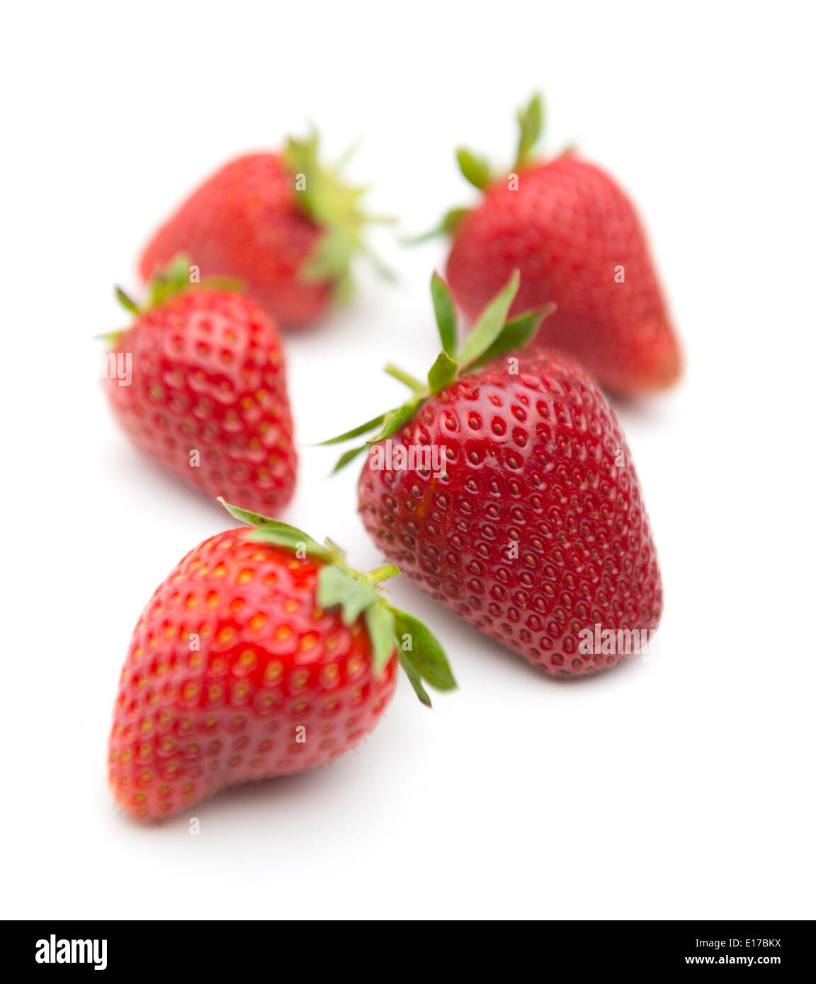 Le fragole tagliate isolati su sfondo bianco Foto Stock