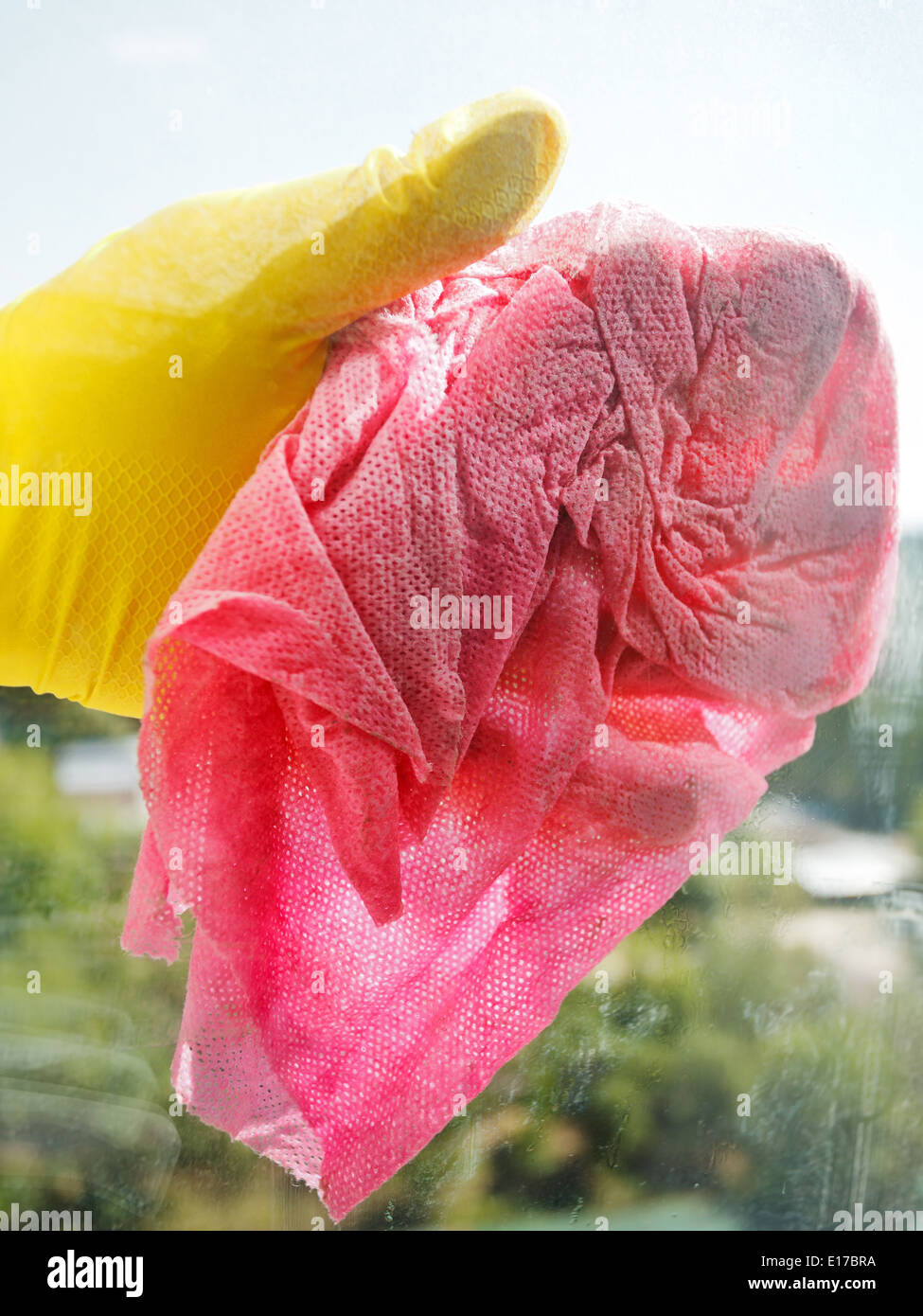 Parte in gomma gialla guanto lavaggio vetro di finestra da bagnato duster Foto Stock