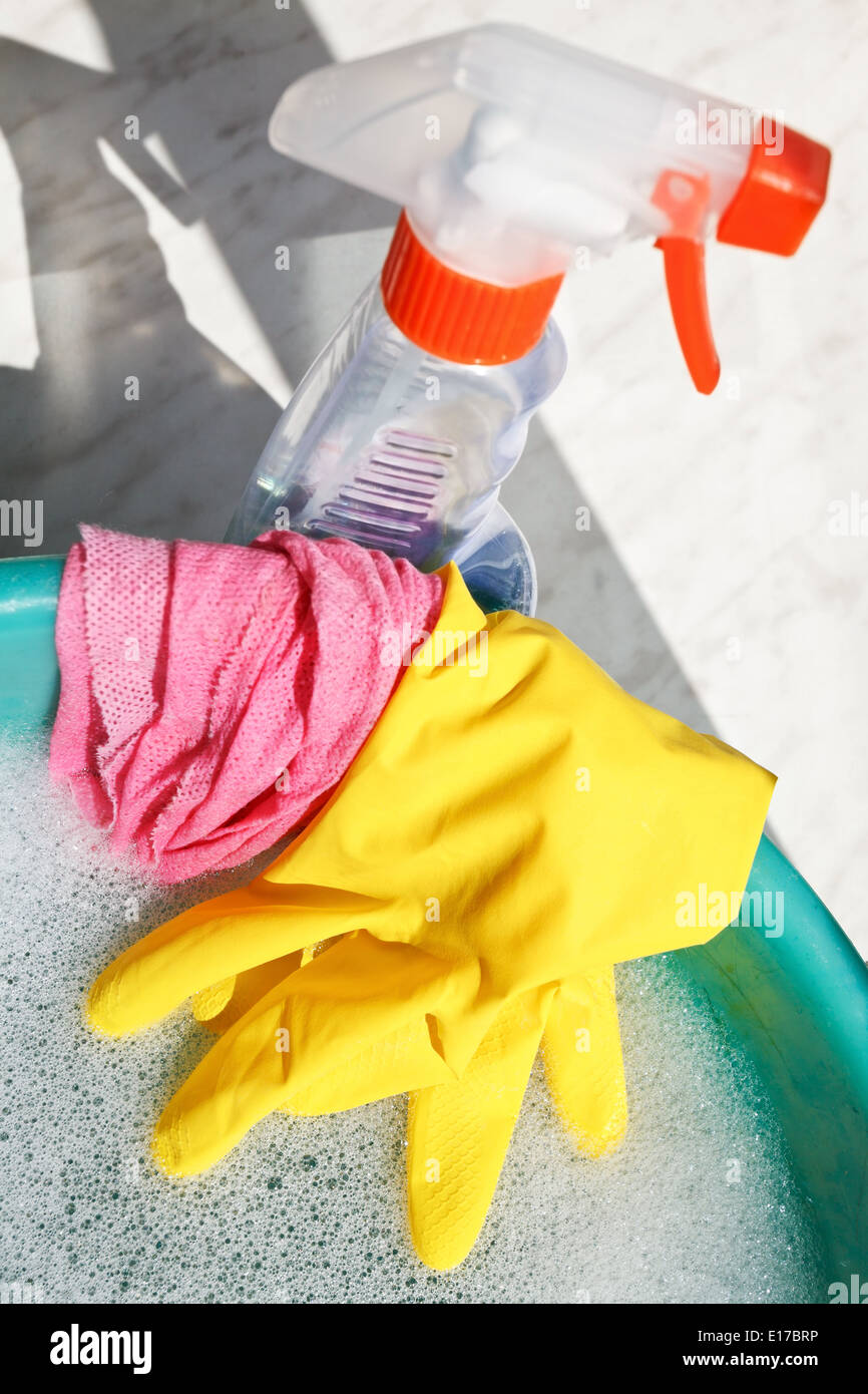 La rondella della finestra set - guanto di gomma, wet duster, spruzzare del detergente per vetri bottiglia, schiuma di sapone acqua nella bacinella sul davanzale Foto Stock